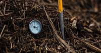 Temperaturmessung im Kompost Ein Thermometer zeigt die Temperatur im Komposthaufen an.